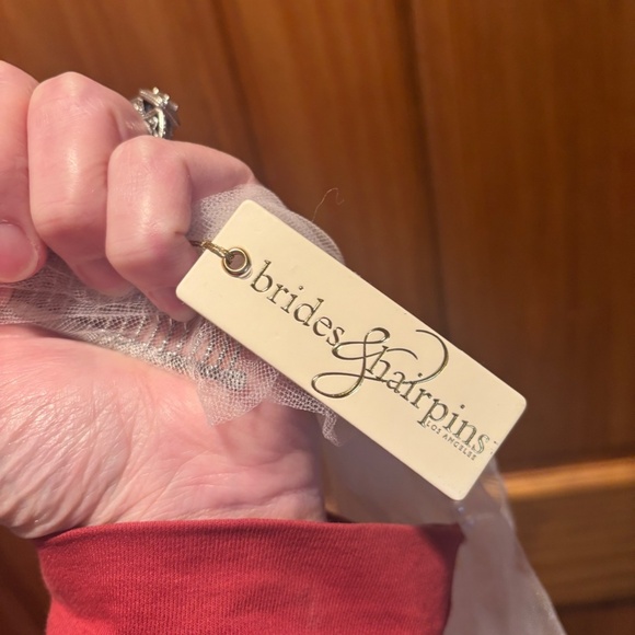 Brides and Hairpins Scattered Pearl Fingertip Veil NWT - Picture 5 of 5